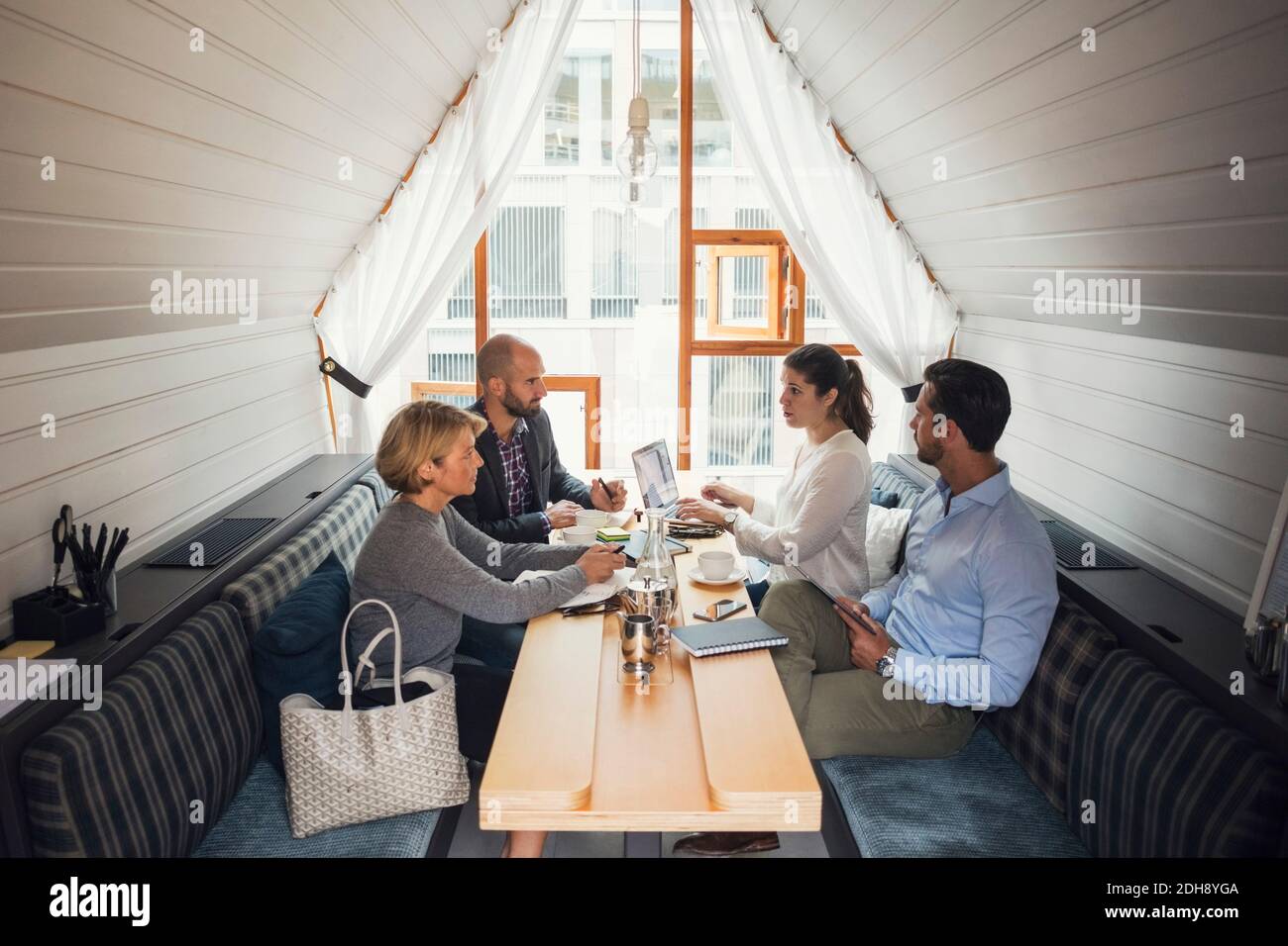 Gente de negocios tras el debate en la mesa de oficina Foto de stock