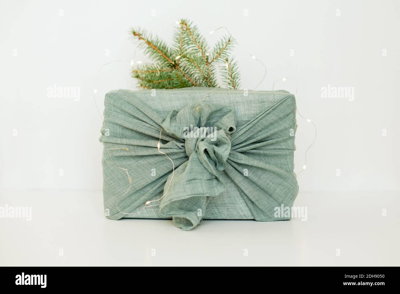 Envolver regalos en tela para Navidad en estilo furoshiki. Concepto  ecológico. DIY, aislar Fotografía de stock - Alamy