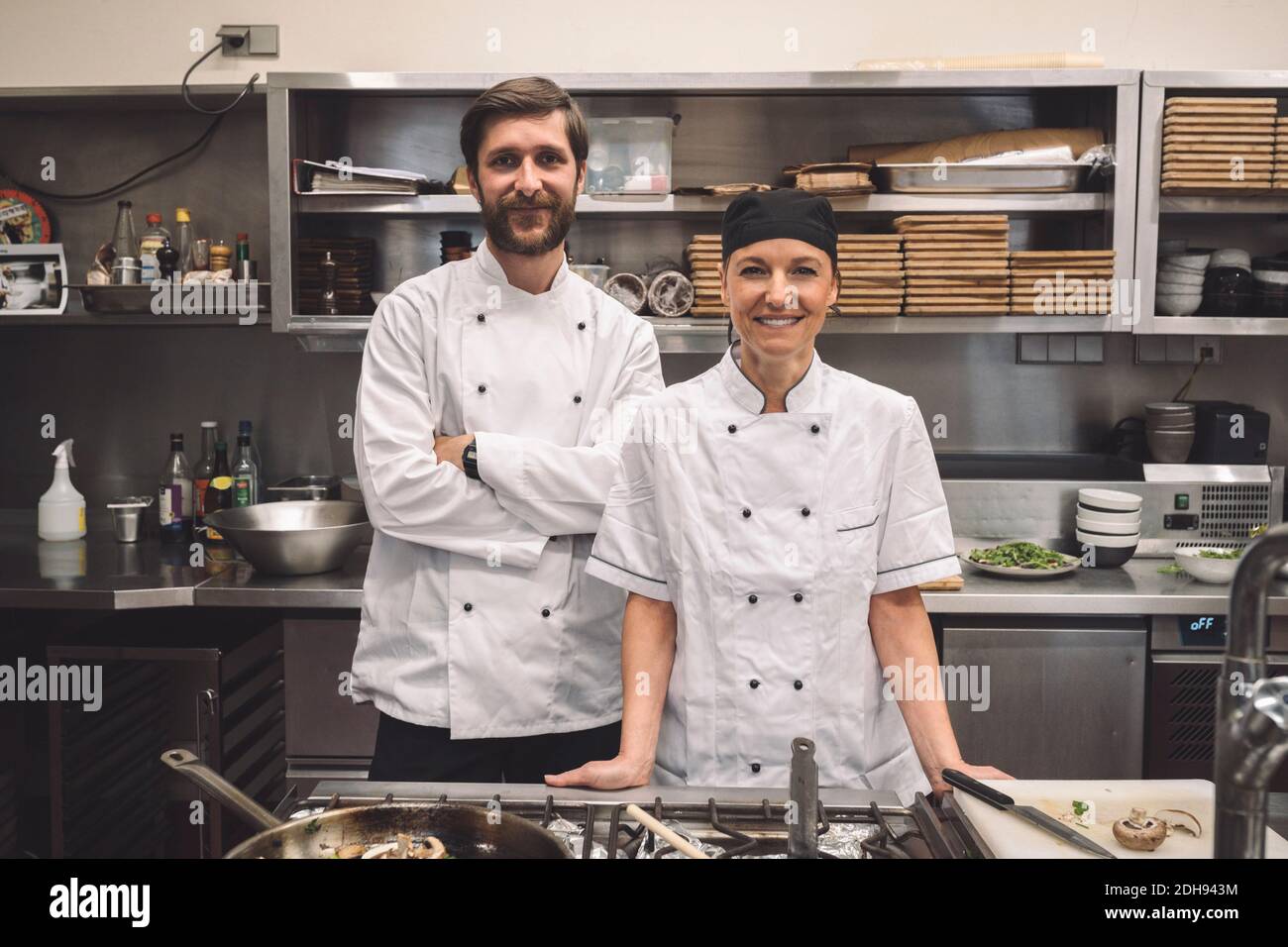 Retrato de chefs sonrientes en la cocina comercial Foto de stock