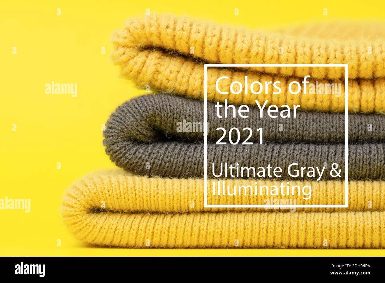 Colores año 2021 Gris final y fondo luminoso. Sombreros grises e iluminadores de invierno sobre un fondo amarillo. Ropa en diseño y c Fotografía de stock - Alamy