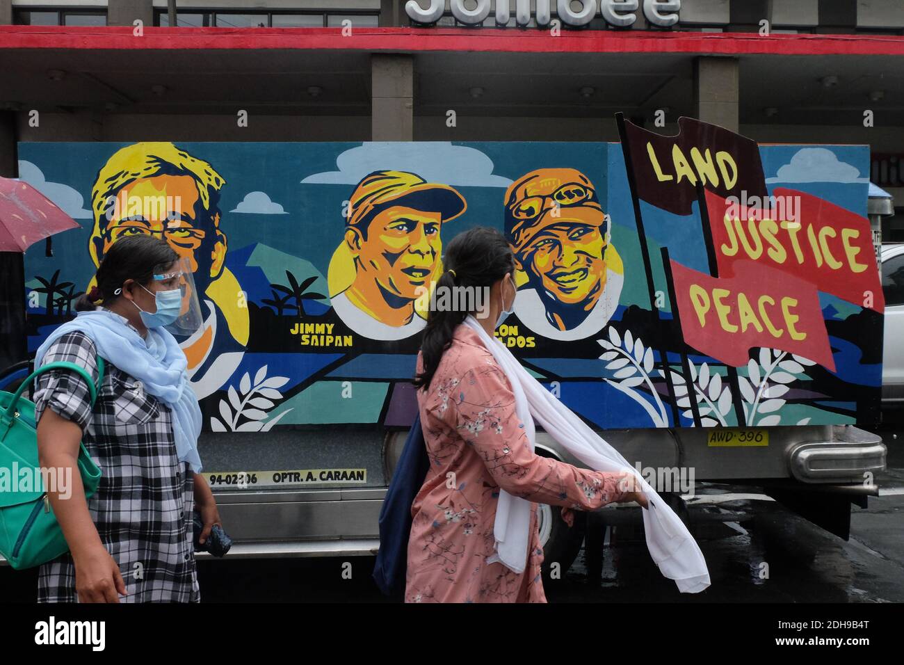 Manila, Filipinas. 10 de diciembre de 2020. Los manifestantes que usan máscaras y practican distanciamiento físico mantienen sus pancartas con diferentes mensajes durante el día Internacional de los Derechos Humanos. El pueblo pide a la administración del Presidente Rodrigo Duterte que detenga los asesinatos y libere a los presos políticos. Crédito: Mayoría Mundial CIC/Alamy Live News Foto de stock