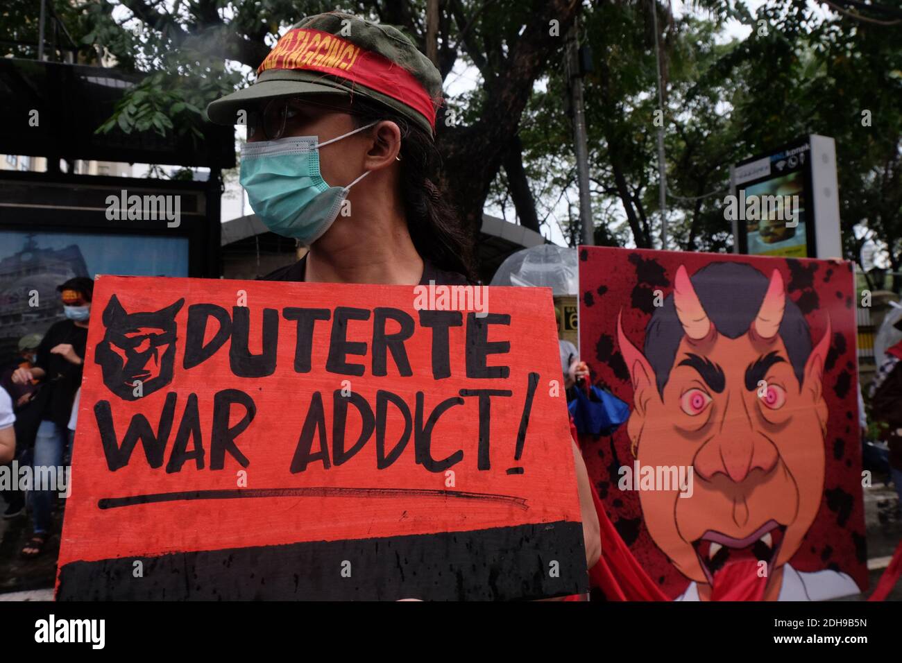 Manila, Filipinas. 10 de diciembre de 2020. Los manifestantes que usan máscaras y practican distanciamiento físico mantienen sus pancartas con diferentes mensajes durante el día Internacional de los Derechos Humanos. El pueblo pide a la administración del Presidente Rodrigo Duterte que detenga los asesinatos y libere a los presos políticos. Crédito: Mayoría Mundial CIC/Alamy Live News Foto de stock