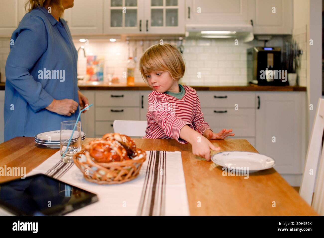 Niño con abuela en la cocina en casa Foto de stock