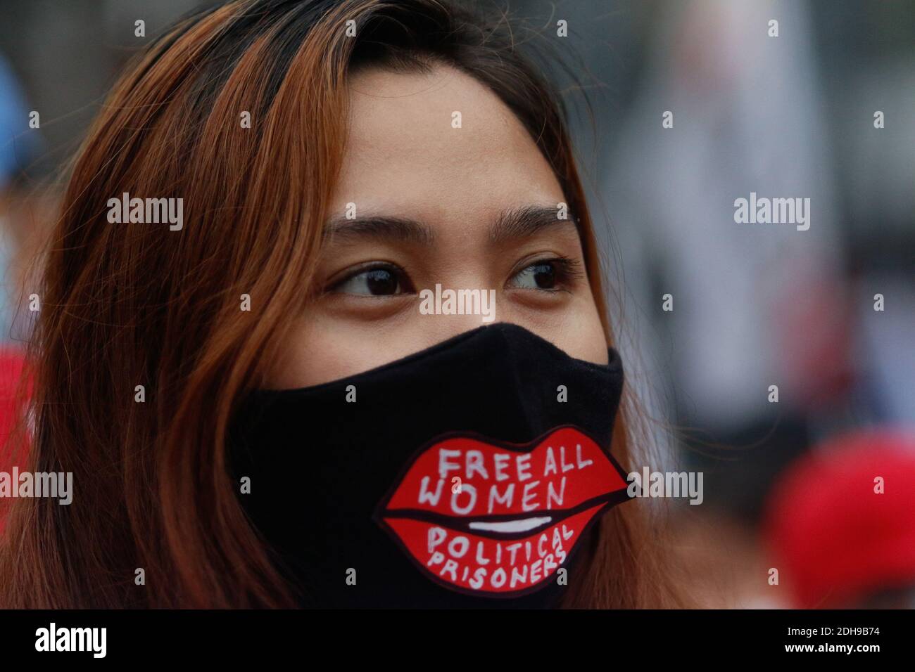 Manila, Filipinas. 10 de diciembre de 2020. Los manifestantes que usan máscaras y practican distanciamiento físico mantienen sus pancartas con diferentes mensajes durante el día Internacional de los Derechos Humanos. El pueblo pide a la administración del Presidente Rodrigo Duterte que detenga los asesinatos y libere a los presos políticos. Crédito: Mayoría Mundial CIC/Alamy Live News Foto de stock