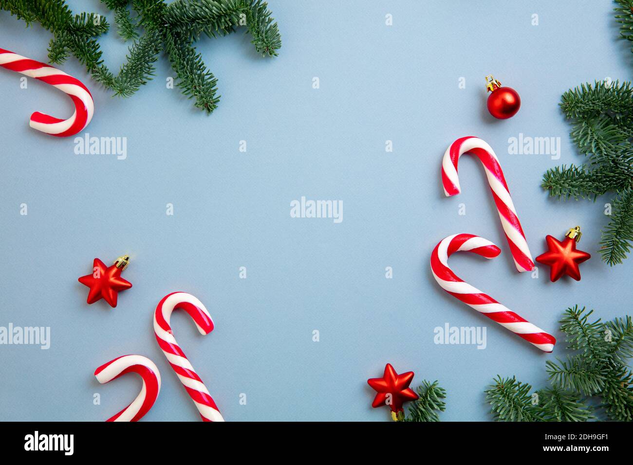 Adornos navideños bastones de caramelo y estrellas rojas sobre fondo azul  Fotografía de stock - Alamy