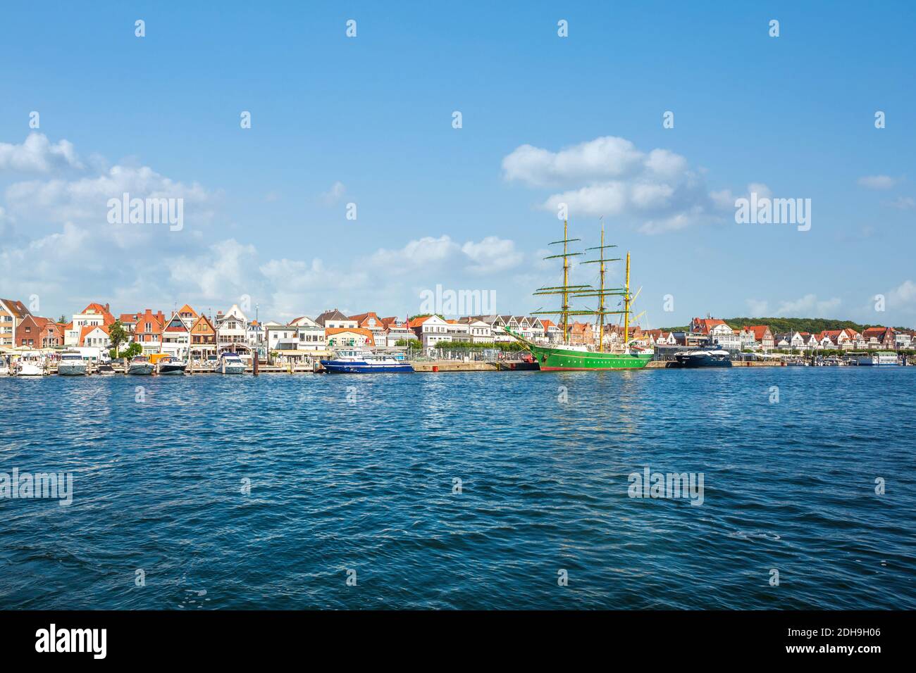 Barcos en el puerto de Travemünde en un verano soleado día Foto de stock