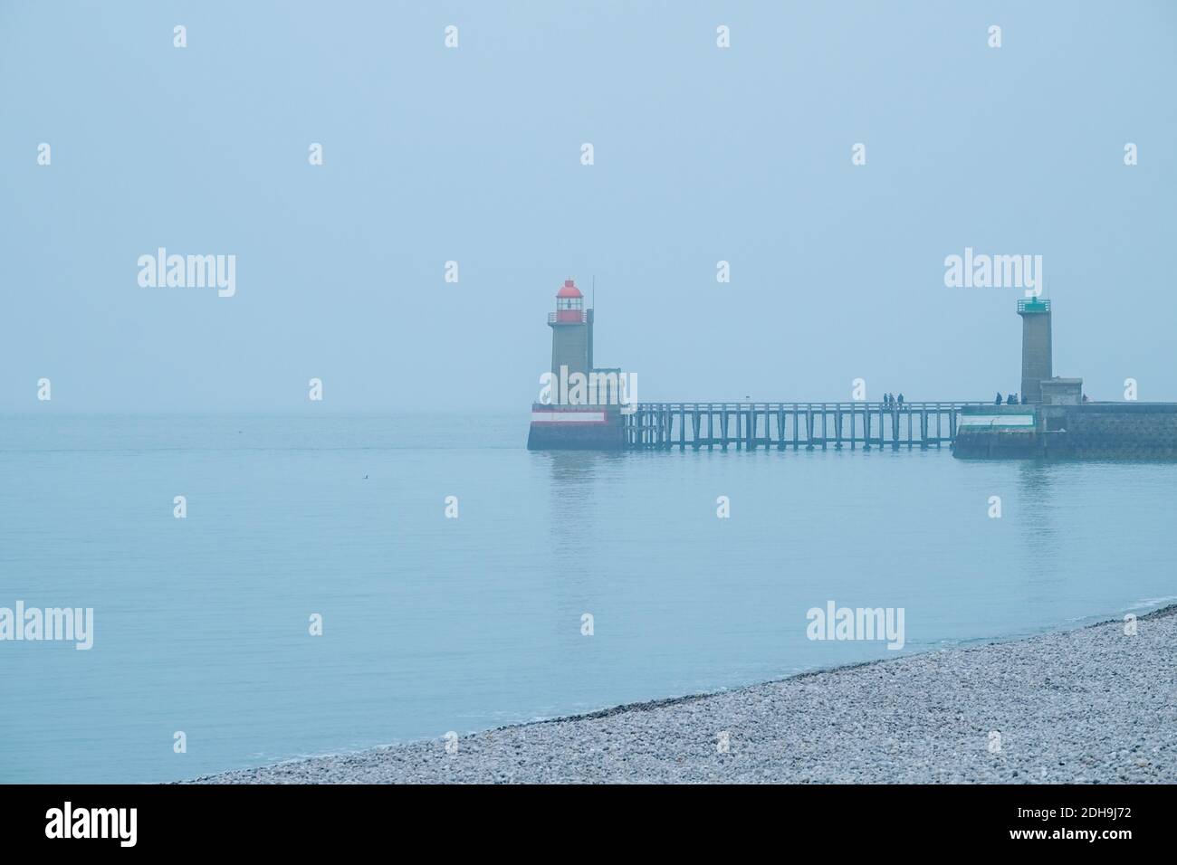 Faros en el puerto de Fecamp, Francia Foto de stock