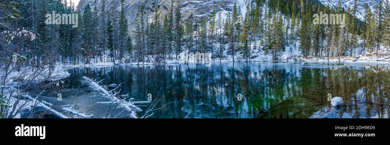 Vista panorámica de los lagos de Grassi inferior en temporada de invierno. El reflejo de la superficie del lago como un espejo. Canmore, Alberta, Canadá. Foto de stock