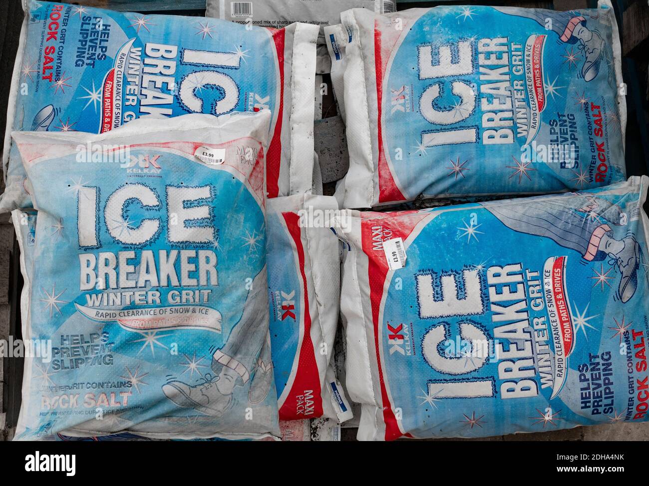 Pila de bolsas de hielo invernal rompedora grit para despejar los caminos y reducir el riesgo de resbalones, cubierta de escarcha y de venta en un Yorkshire Foto de stock