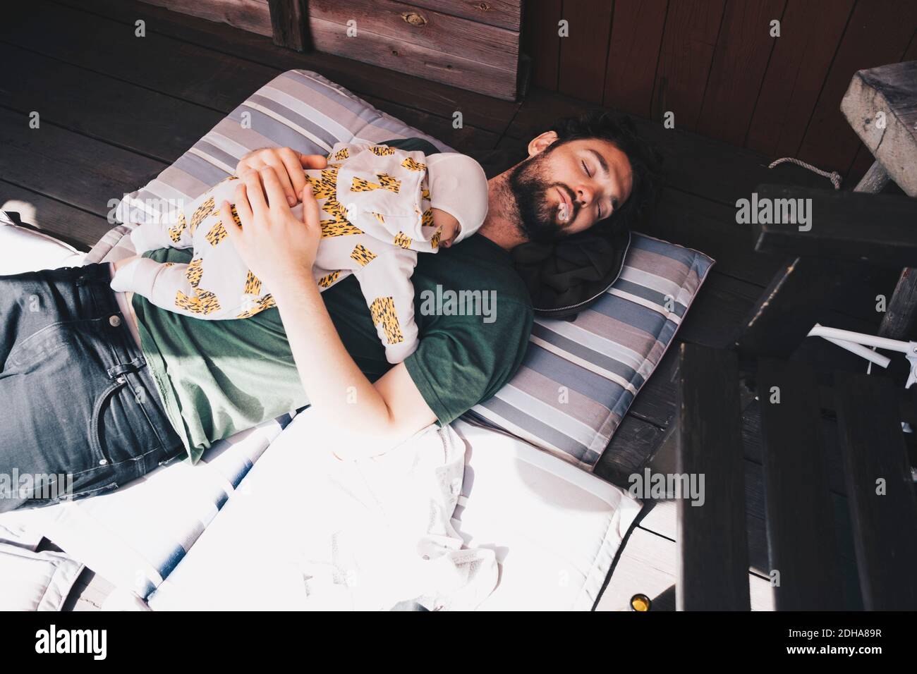 Vista de gran ángulo del padre y el niño durmiendo almohadas en la villa de vacaciones Foto de stock