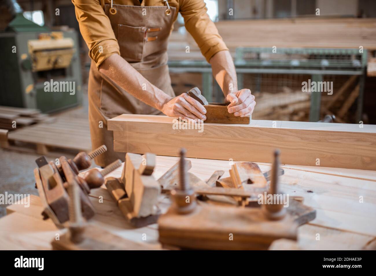 carpintero trabajando la madera en el taller con una fresadora Stock Photo