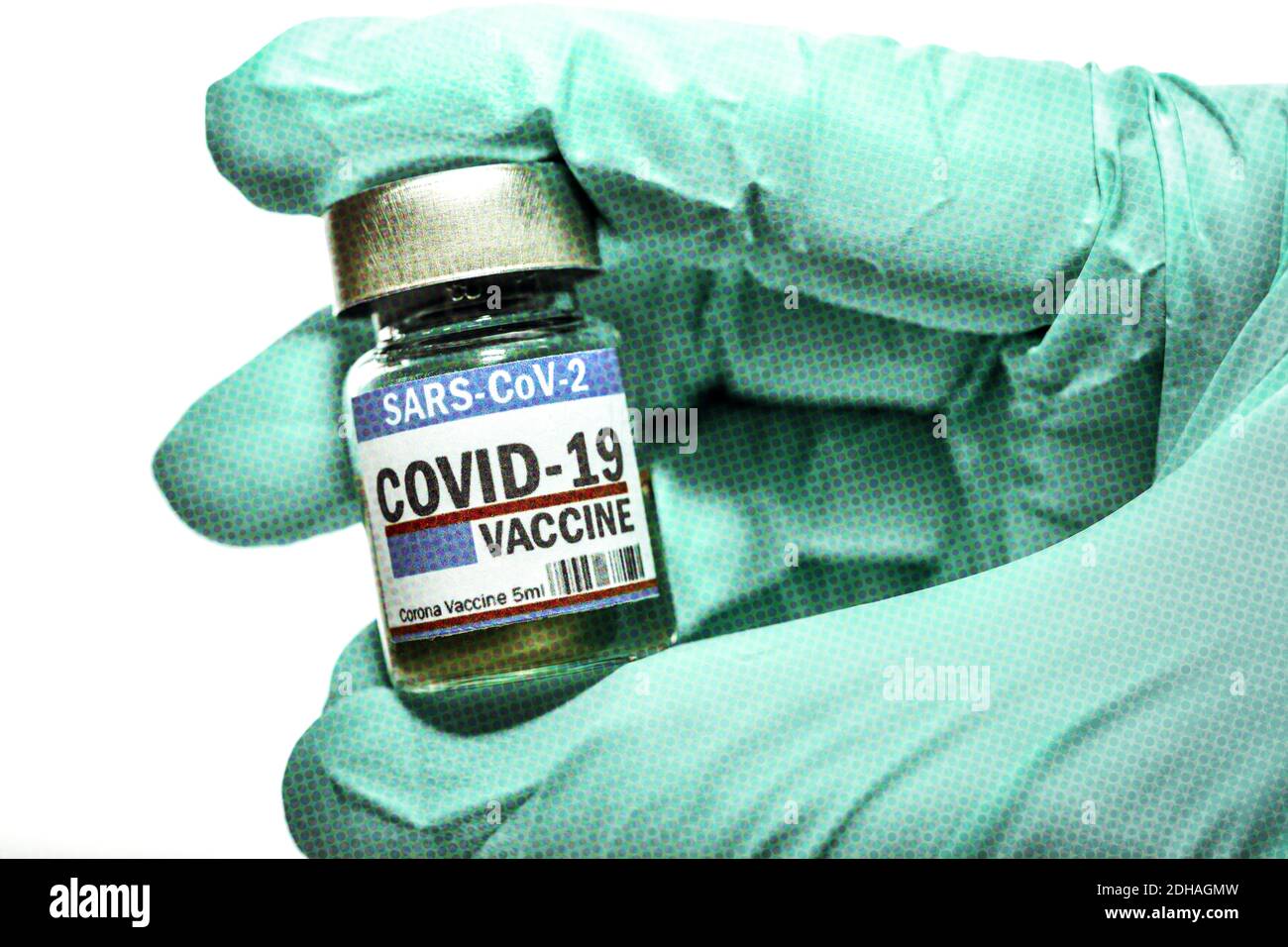 Hand im Latexhandschuh hält Injektionsfläschchen mit Corona-Impfstoff, Symbolfoto Corona-Impfmittel Foto de stock