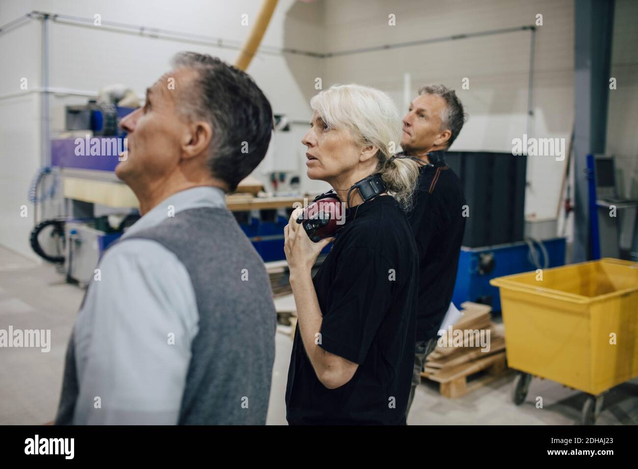 Gente de negocios hablando con colegas mientras camina en la industria Foto de stock