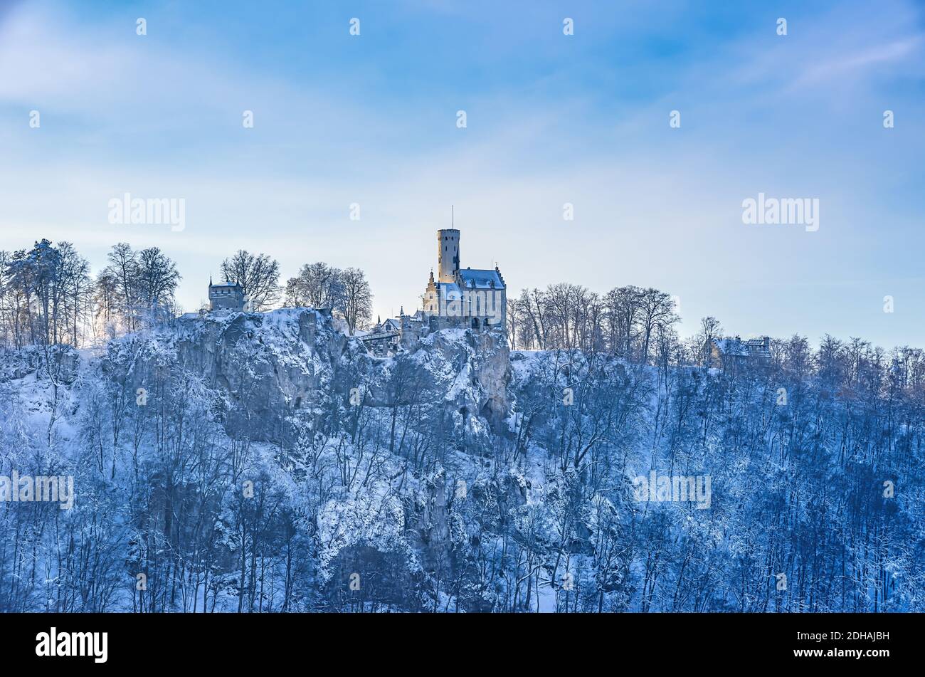 Castillo de Lichtenstein en el paisaje nevado, Honau, municipio de Lichtenstein cerca de Reutlingen, Swabian Alb, Alemania. Foto de stock