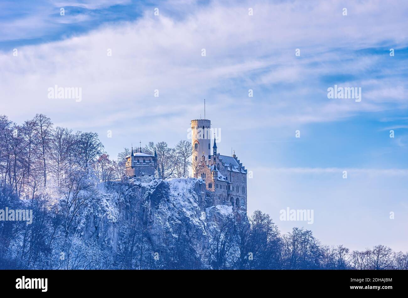Castillo de Lichtenstein en el paisaje nevado, Honau, municipio de Lichtenstein cerca de Reutlingen, Swabian Alb, Alemania. Foto de stock