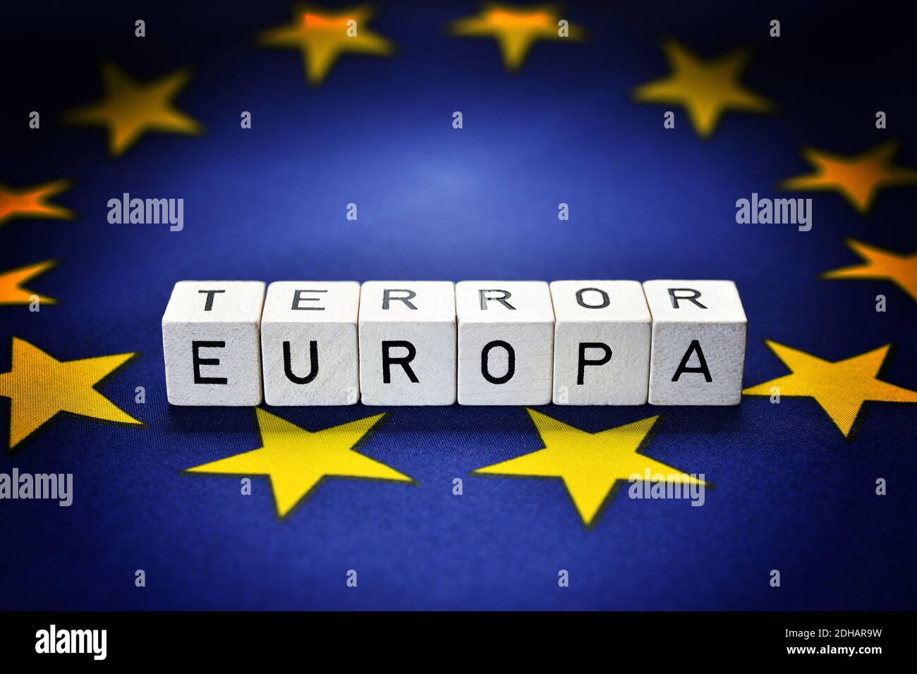 FOTOMONTAGE, Buchstaben bilden die Schriftzüge Europa und Terror auf einer EU-Fahne, Terrorgefahr in Europa Foto de stock