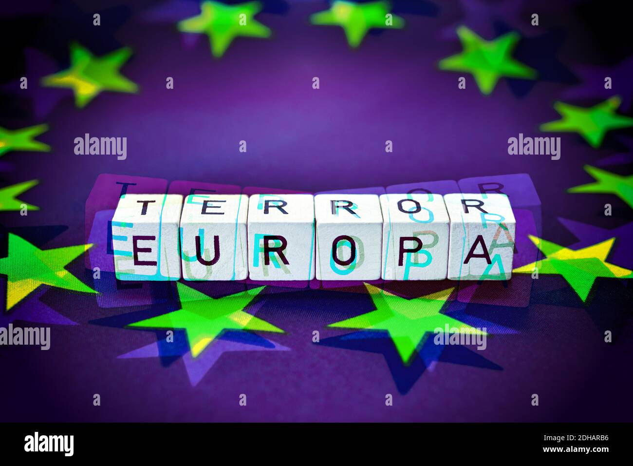FOTOMONTAGE, Buchstaben bilden die Schriftzüge Europa und Terror auf einer EU-Fahne, Terrorgefahr in Europa Foto de stock