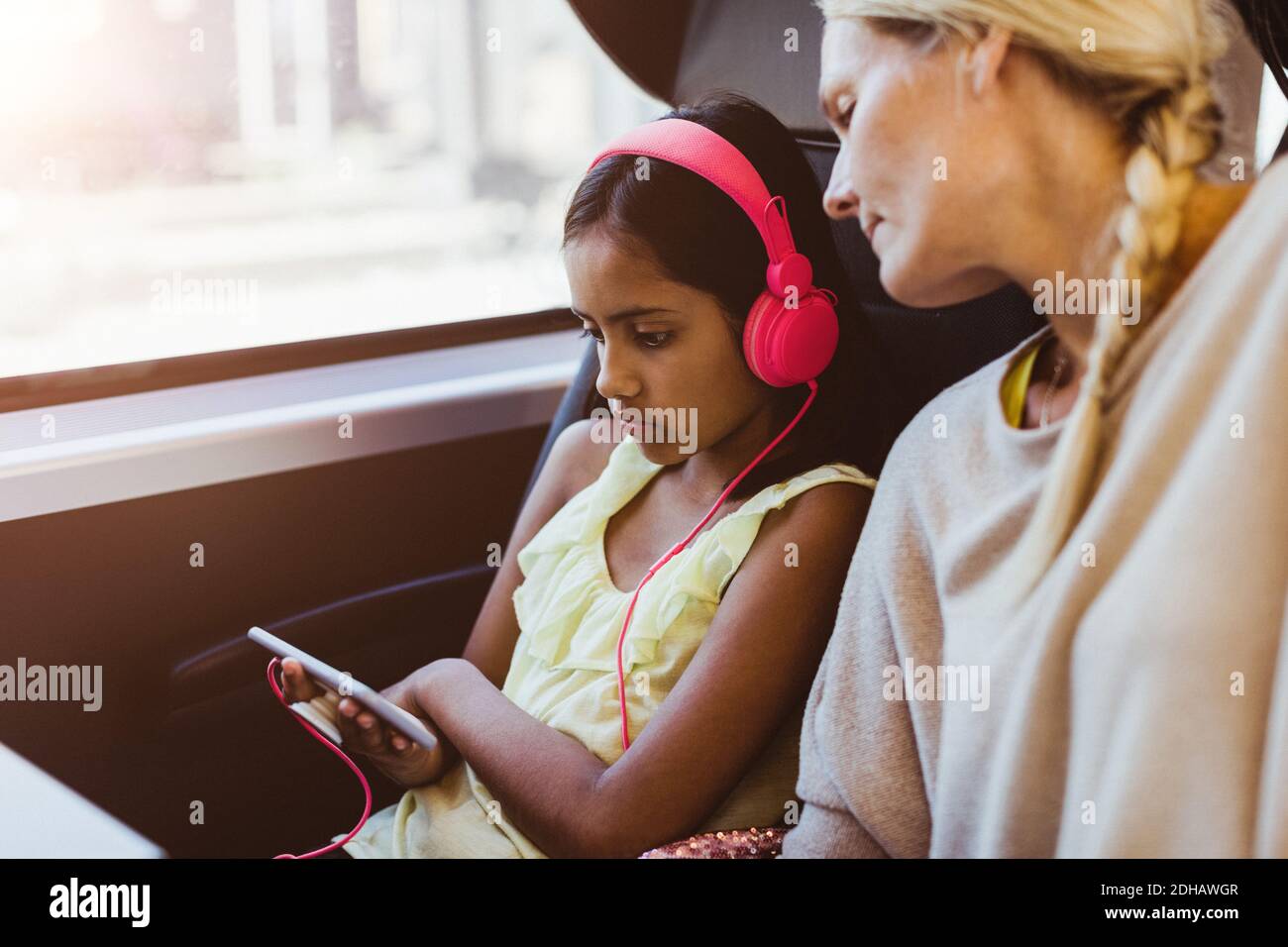 A Mão Que Guarda O Olhar Do Telefone Celular Gosta De Jogar Um Jogo Foto de  Stock - Imagem de mensagem, preto: 101941374