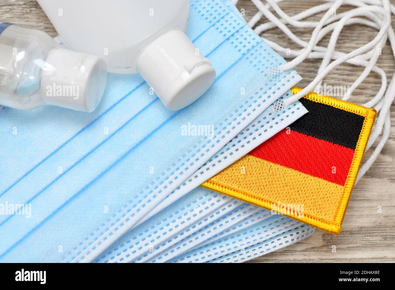 Schutzmasken, Desinfektionsmittel und deutsche Fahne, Symbolfoto Nationale Gesundheitsreserve Foto de stock
