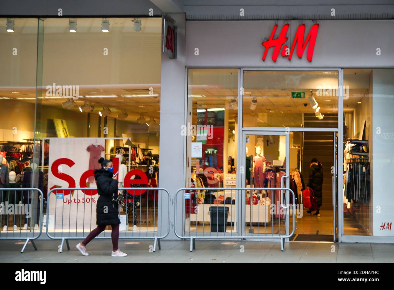 Una mujer pasa por una sucursal de la tienda H&M en Londres Fotografía de  stock - Alamy