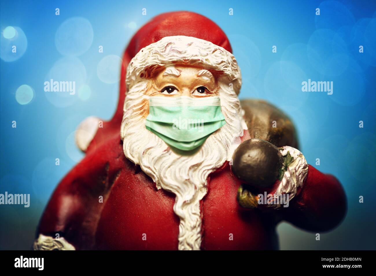 FOTOMONTAGE, Weihnachtsmann mit Schutzmaske, Weihnachtsfest zu Corona-Zeiten Foto de stock