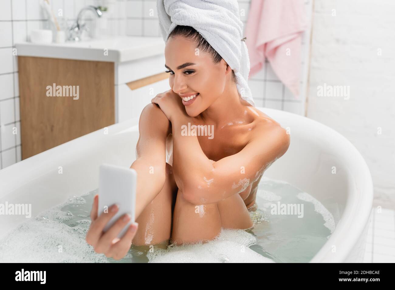 Woman taking selfie in bathroom one person fotografías e imágenes de alta  resolución - Alamy