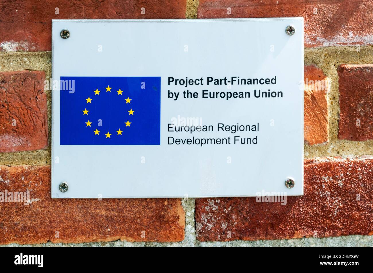 Un signo de mejoras en el paseo marítimo de Broadstairs registra que fueron financiados en parte por la Unión Europea. Foto de stock