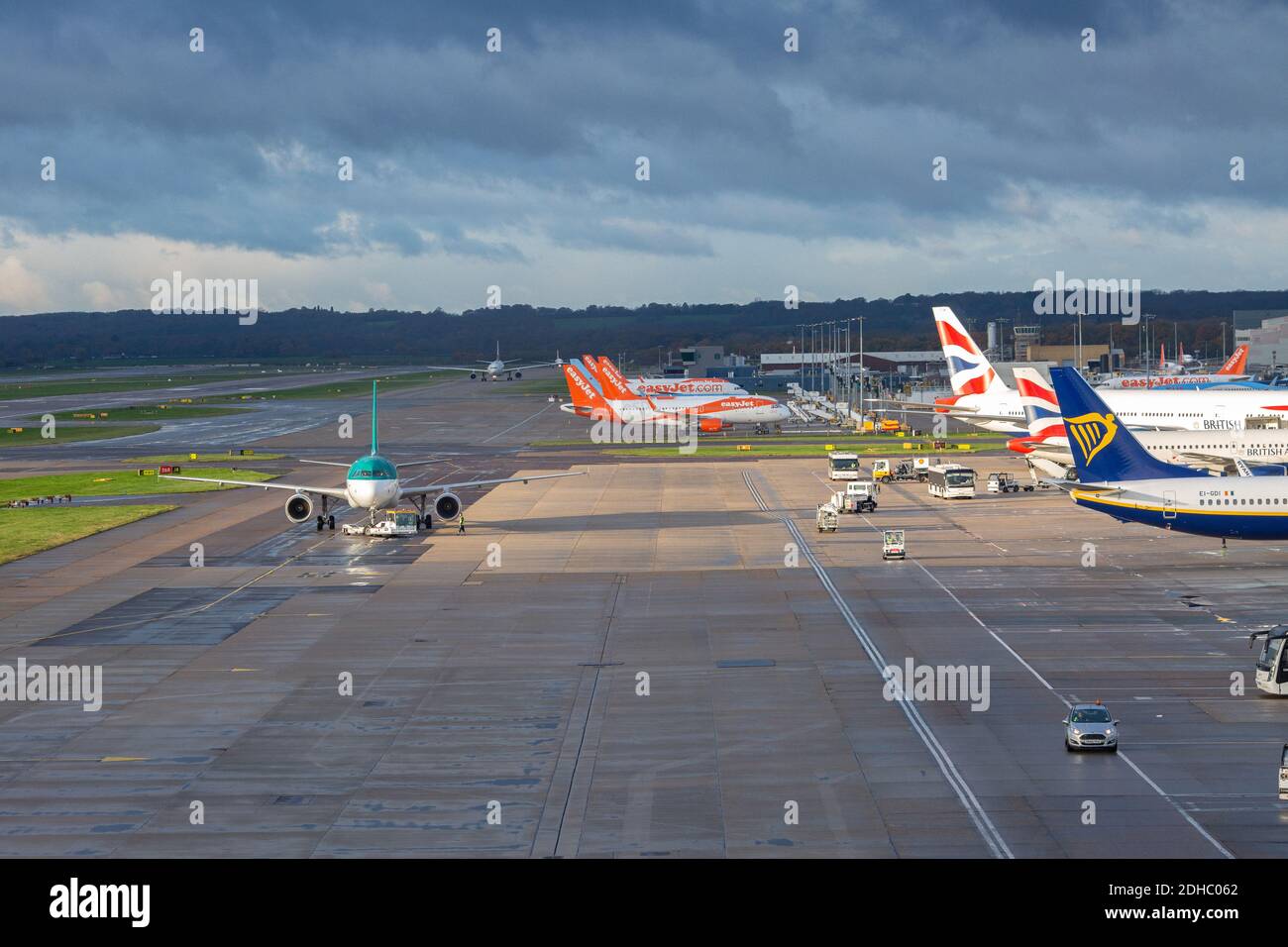 Movimientos de aviones en la terminal sur Londres Gatwick aeropuerto Inglaterra Reino Unido. Foto de stock
