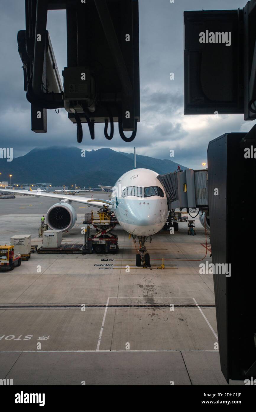 Avión estacionado en el Aeropuerto Internacional de Hong Kong Foto de stock