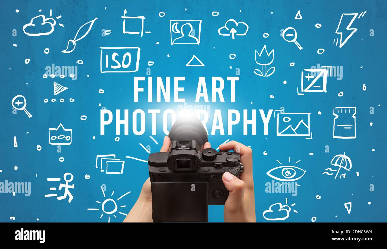 Toma de fotografías a mano con cámara digital e inscripción DE FOTOGRAFÍA DE ARTE, concepto de ajustes de cámara Foto de stock