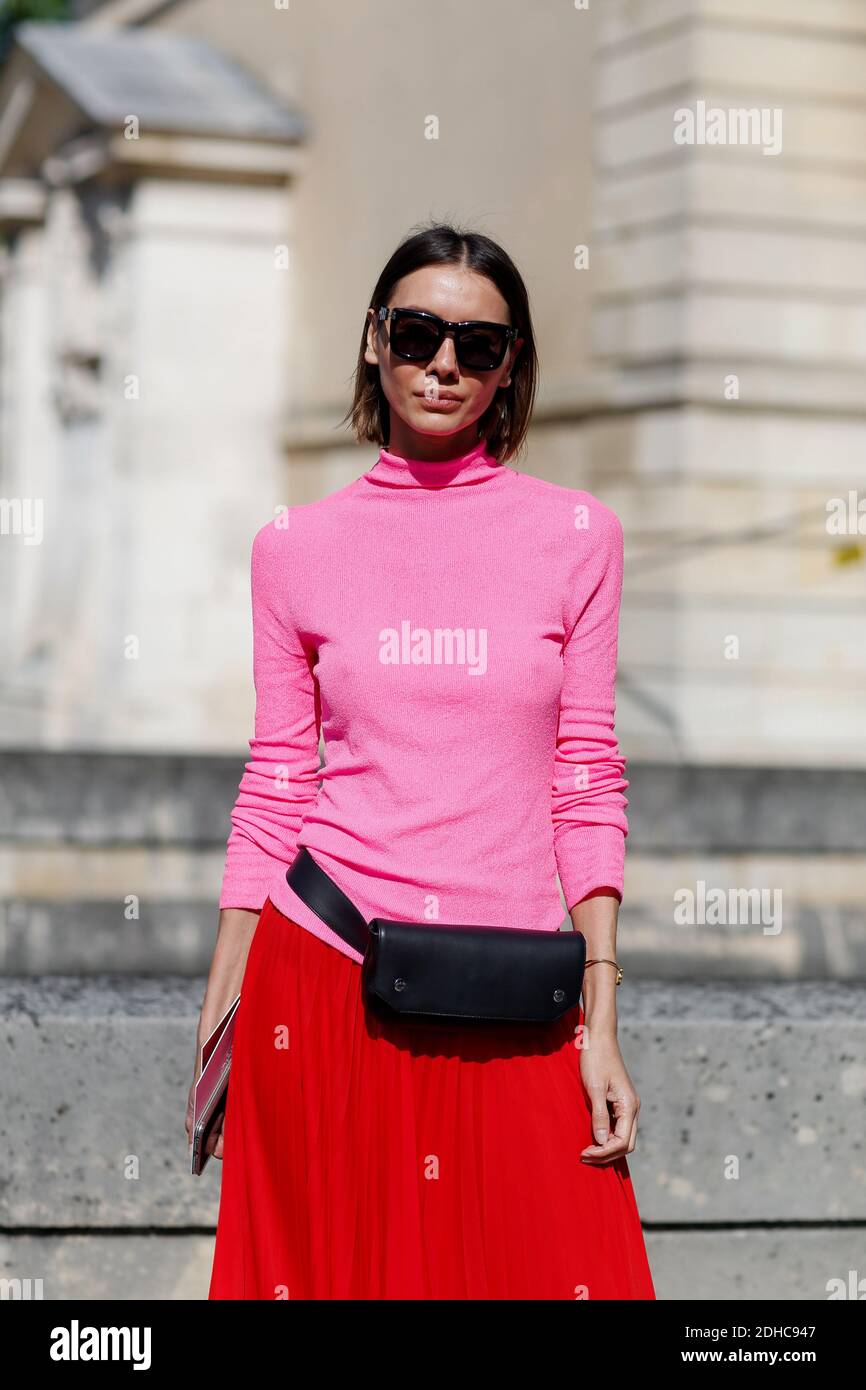 Al estilo de la Julie Pelipas llega a Nina Ricci Spring-Summer 2018 show celebrado en Invalides, en París, Francia, el 29 de septiembre de 2017. Foto de Marie-Paola Bertrand-Hillion/ABACAPRESS.COM Fotografía de
