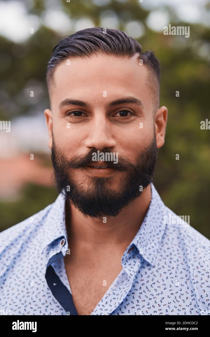 Retrato de un hombre con barba seguro en la fiesta Foto de stock