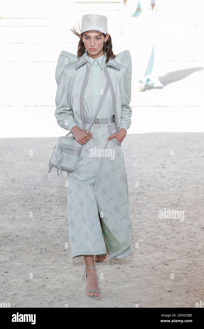 Un modelo camina por la pista durante la de moda Nina Ricci Ready Wear Primavera/Verano 22018 como parte la Semana de la Moda de París Womenswear Primavera/Verano 2018 el