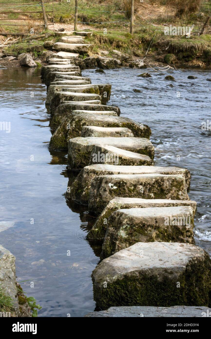 Viejas piedras usadas cruzando el río en un ford Foto de stock