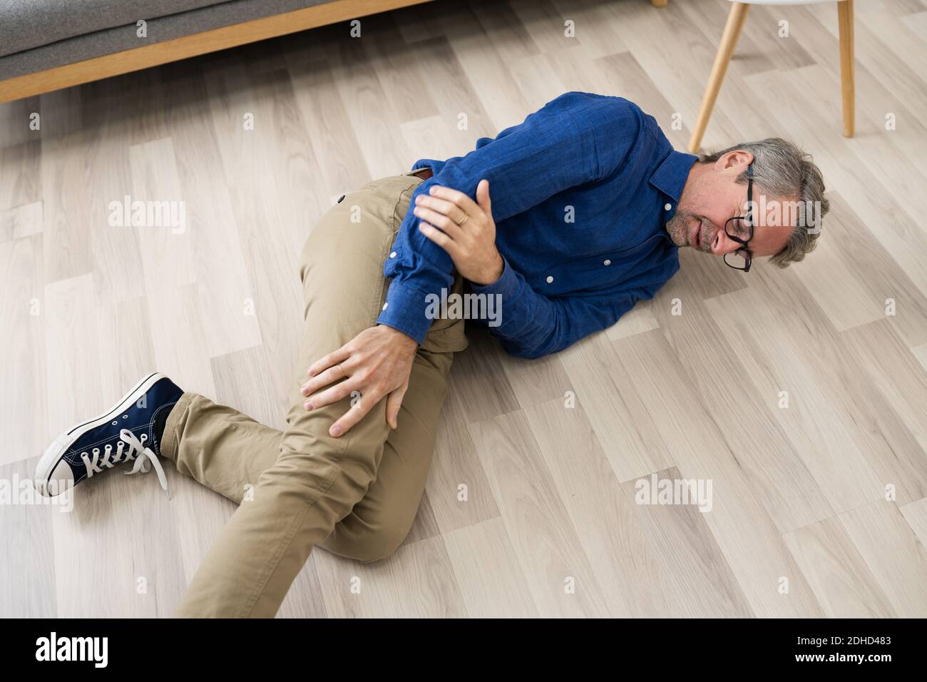 Hombre caído mayor. Deslizamiento y caída de ancianos Foto de stock