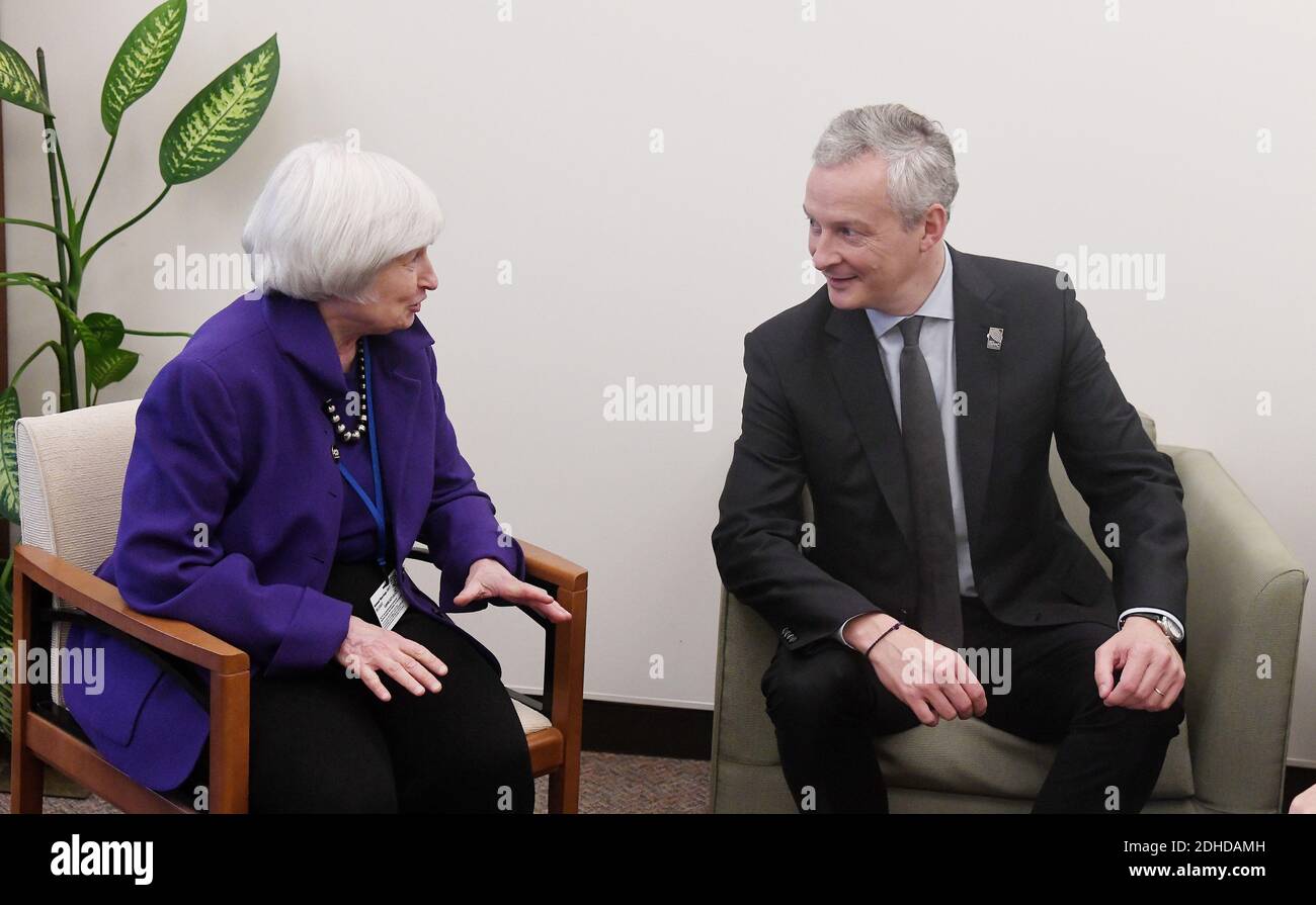 Exclusivo. El Ministro de Economía y Finanzas de Francia, Bruno le Maire, se reúne con la Presidenta de la Junta de Gobernadores del sistema de la Reserva Federal, Janet Yellen, en la sede del Fondo Monetario Internacional (FMI), en Washington, D.C., EE.UU., el 13 de octubre de 2017. Le Maire vino a participar en la Cumbre de Ministros de Finanzas y Gobernadores de Bancos centrales del G20 y en las reuniones anuales de las juntas de Gobernadores del Grupo del Banco Mundial (GBM) y del Fondo Monetario Internacional (FMI). Foto de Olivier Douliery/ABACAPRESS.COM Foto de stock