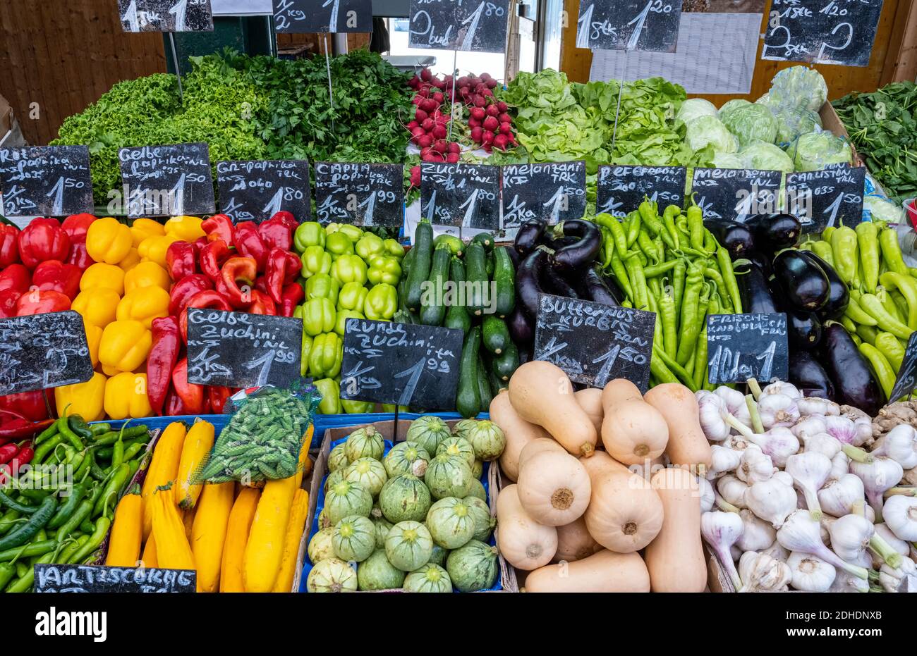 Gran variación de verduras frescas para la venta en un mercado Foto de stock