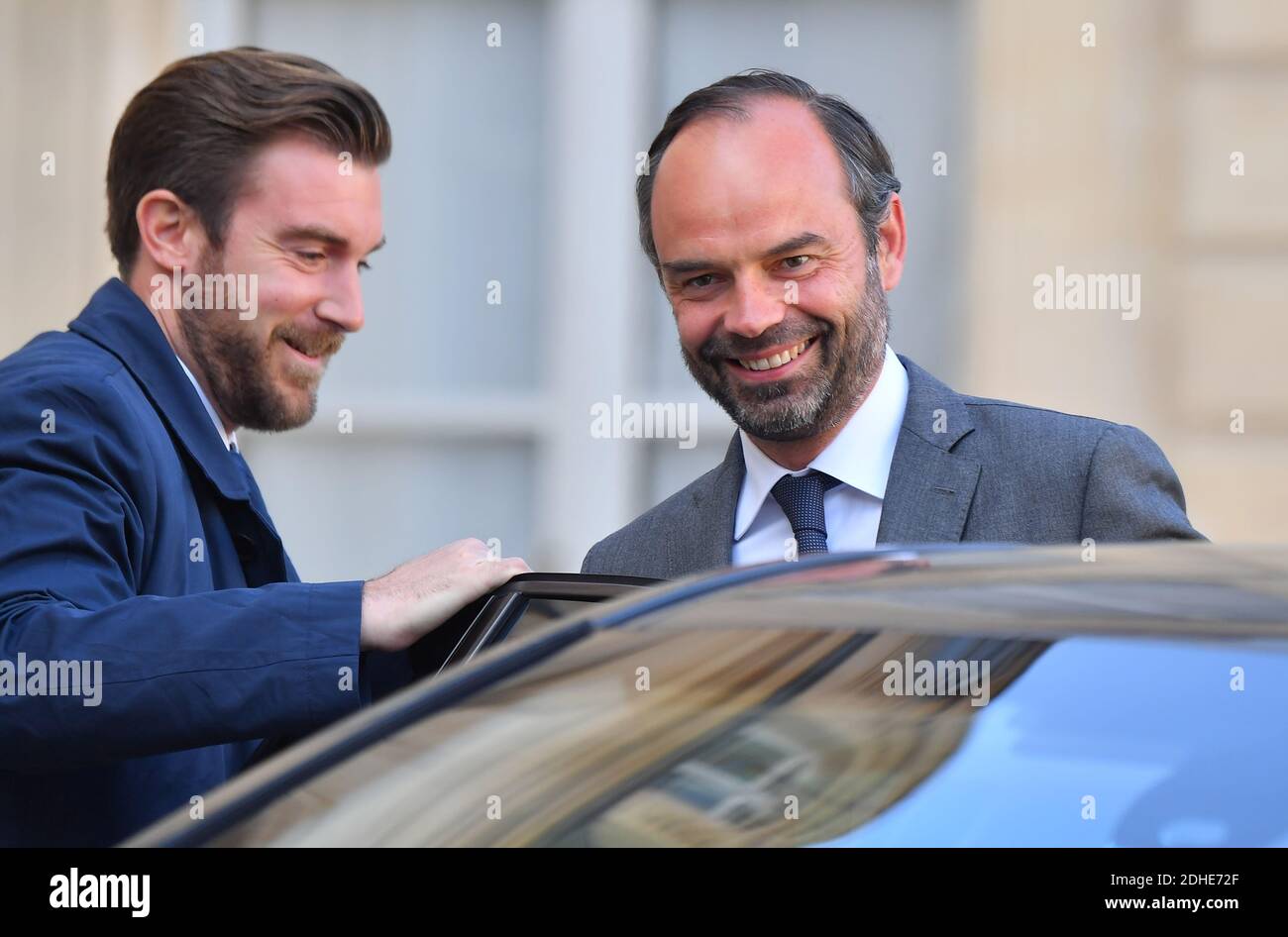 El primer ministro francés Edouard Philippe salió del Palacio del