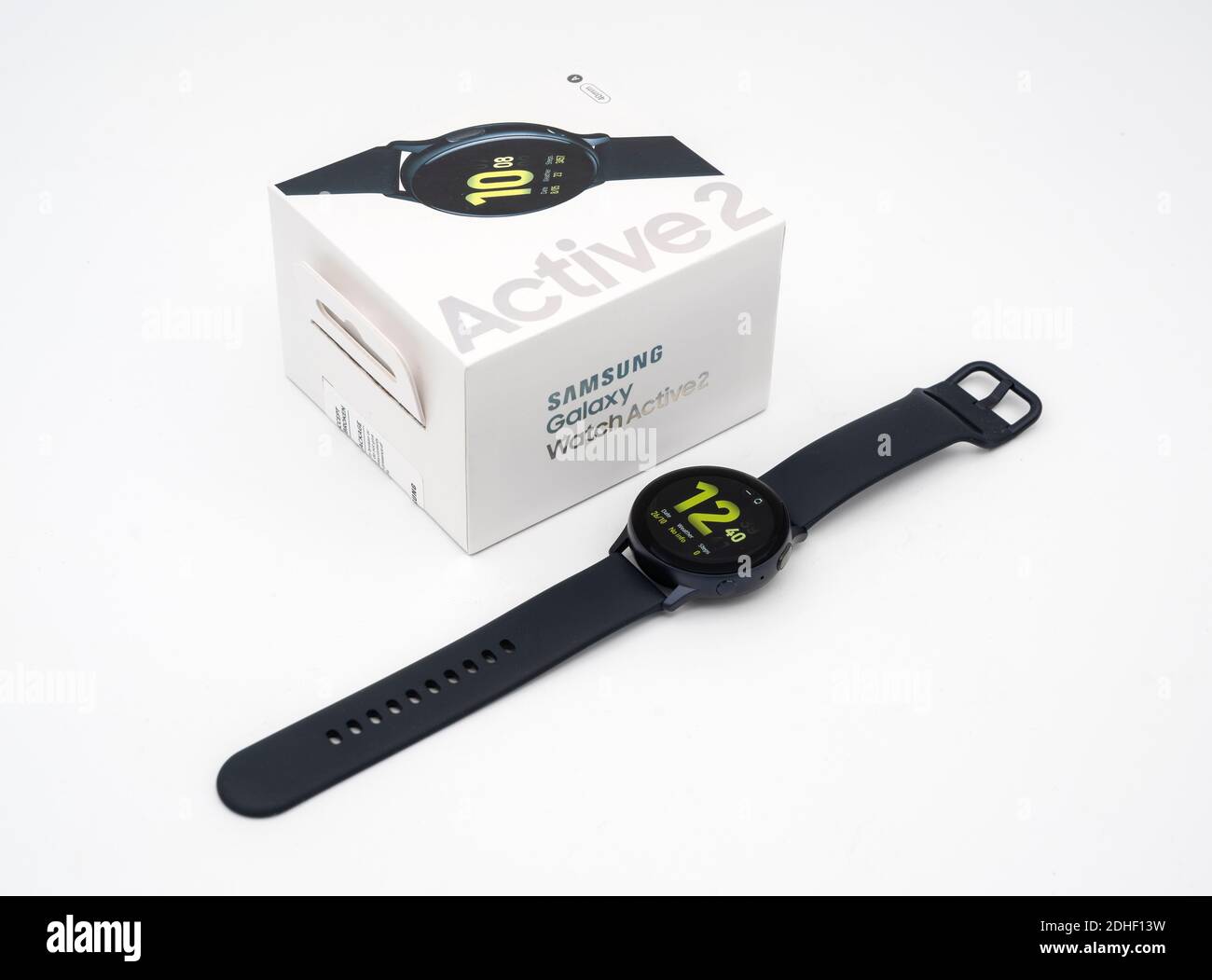Samsung Watch Active 2 smartwatch cortado aislado en blanco antecedentes  Fotografía de stock - Alamy