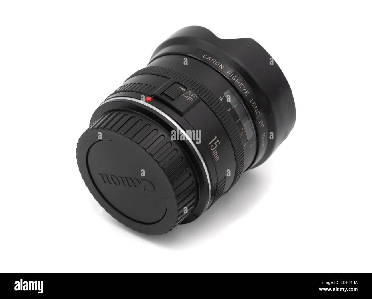 Objetivo Canon EF 15mm f/2.8 ojo de pez para cámaras DSLR de Canon recorte sobre fondo blanco Foto de stock