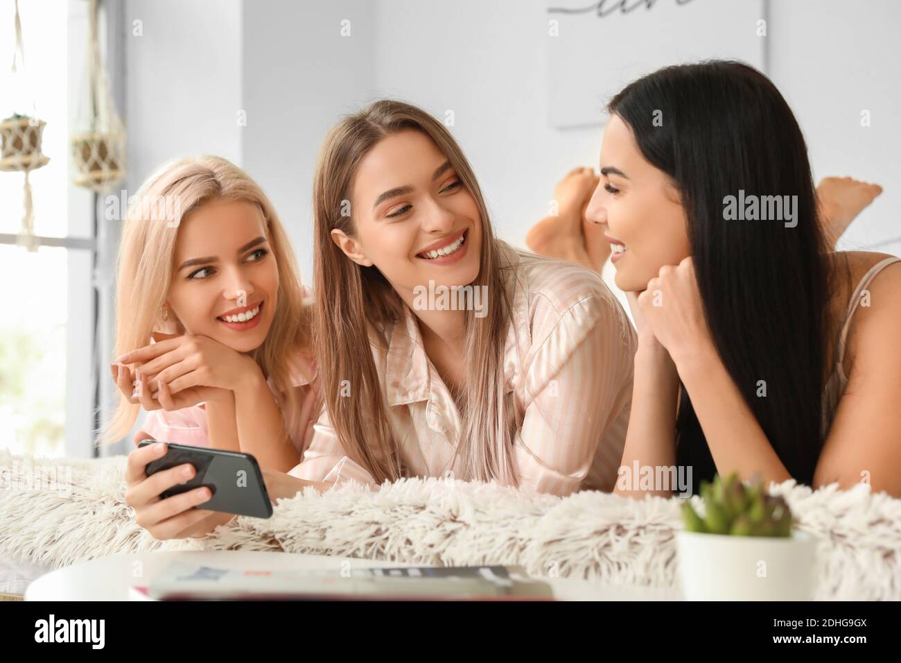 Hermosas mujeres jóvenes tomando selfie en la fiesta de pijamas Foto de stock