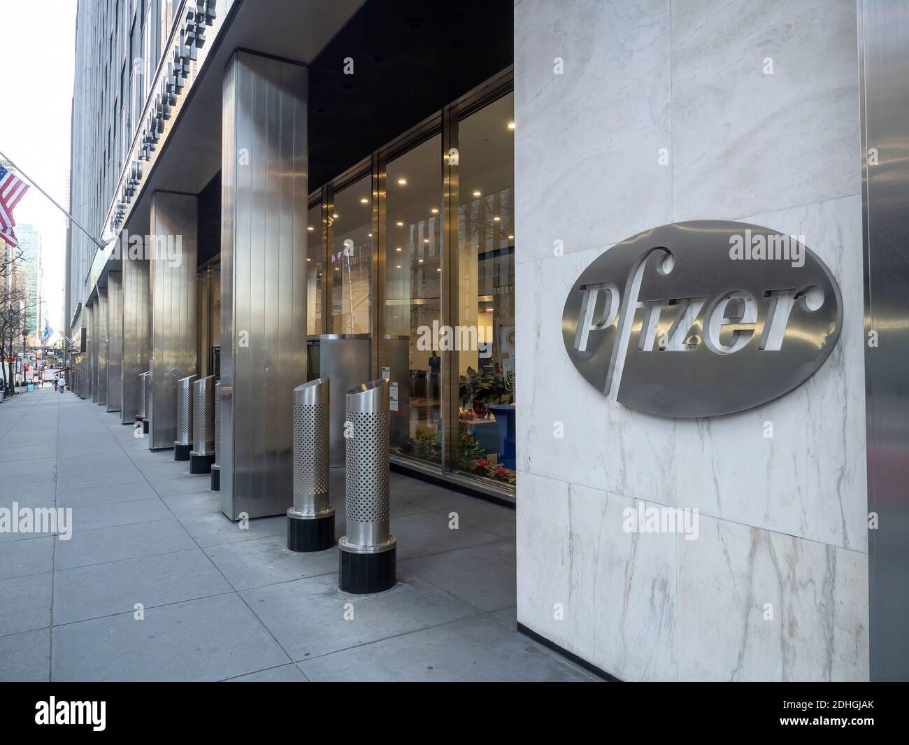 Nueva York, NY, EE.UU. - 10 de diciembre de 2020: Exterior de la sede de Pfizer World buiding exterior. Pfizer Inc. Es una multinacional farmacéutica estadounidense Foto de stock