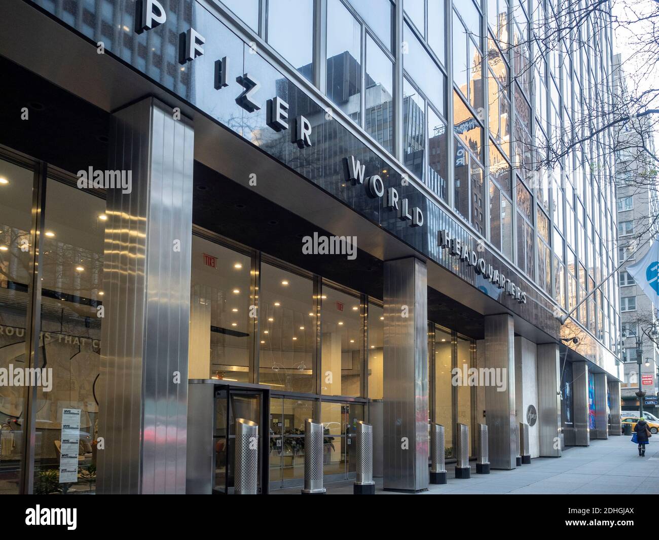 Nueva York, NY, EE.UU. - 10 de diciembre de 2020: Exterior de la sede de Pfizer World buiding exterior. Pfizer Inc. Es una multinacional farmacéutica estadounidense Foto de stock