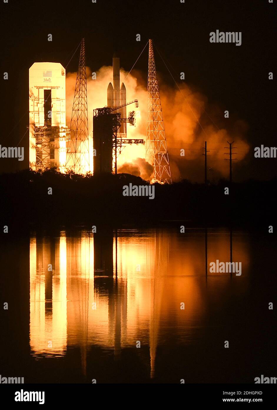 10 de diciembre de 2020 - Cabo Cañaveral, Florida, Estados Unidos - UN cohete Delta IV-Heavy de la Alianza de lanzamiento Unido lanza desde el PAD 37B en la Estación de la Fuerza Aérea de Cabo Cañaveral el 10 de diciembre de 2020 en Cabo Cañaveral, Florida. El cohete lleva un satélite espía clasificado para la Oficina Nacional de reconocimiento. (Paul Hennessy/Alamy) Foto de stock