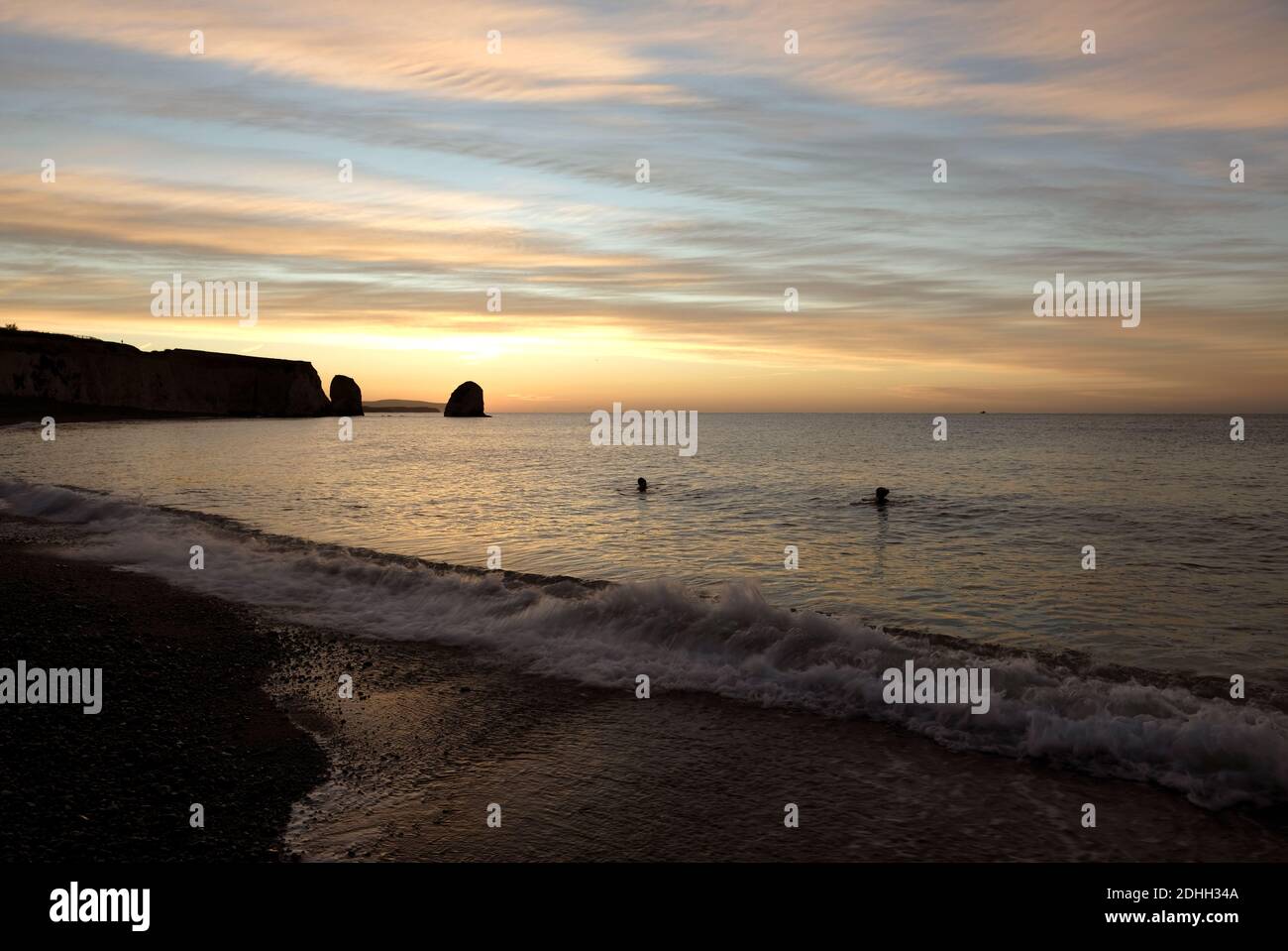 Nadadores salvajes al amanecer en el mar en Freshwater Bay Isle De Wight Foto de stock