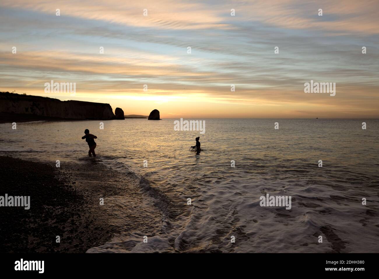 Nadadores salvajes al amanecer en el mar en Freshwater Bay Isle De Wight Foto de stock