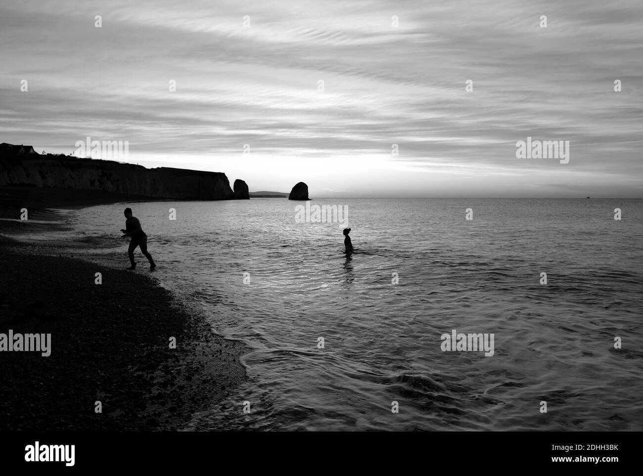 Nadadores salvajes al amanecer en el mar en Freshwater Bay Isle De Wight Foto de stock