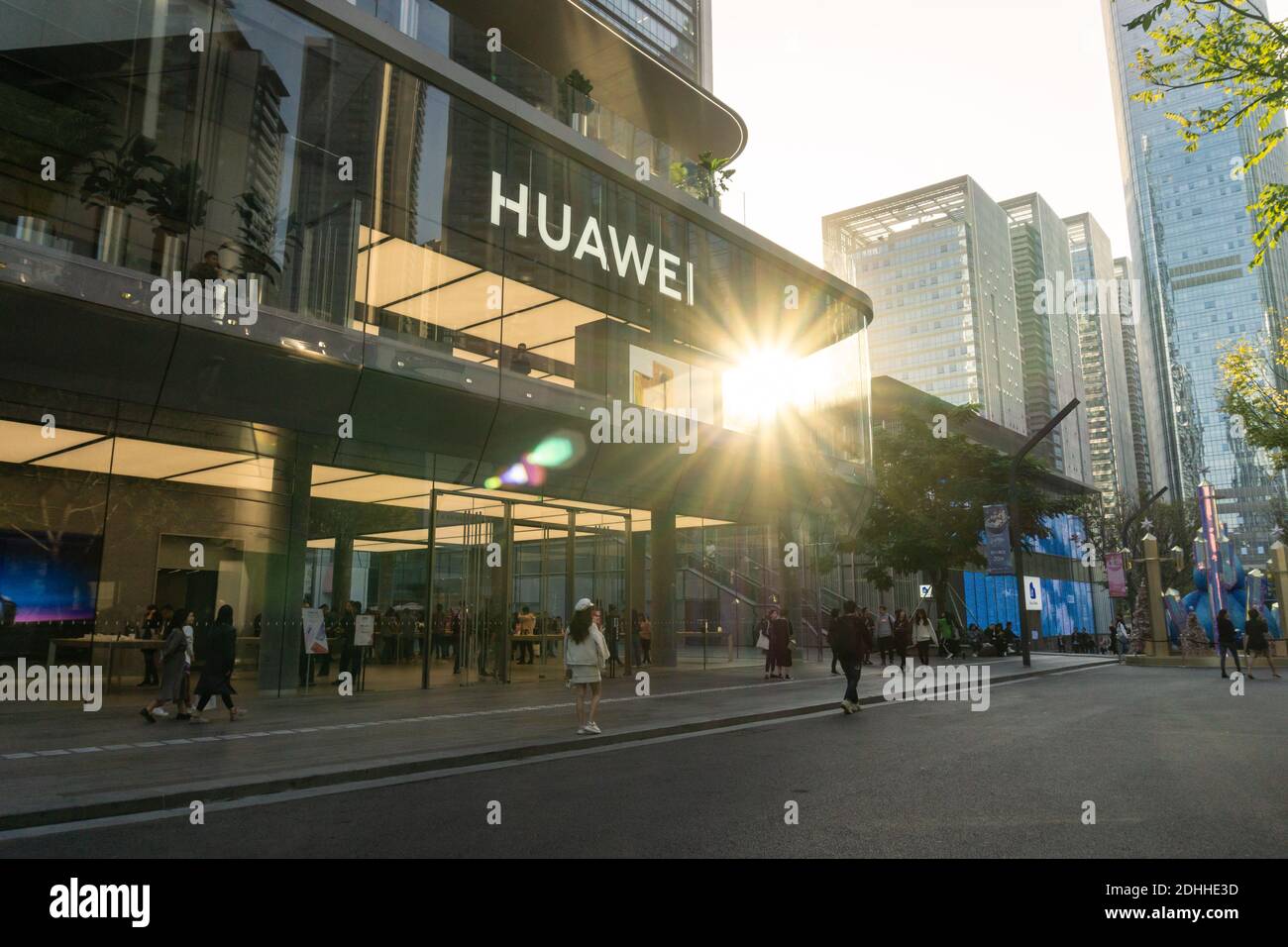 Huawei tienda con un hermoso brillo al atardecer en China Foto de stock