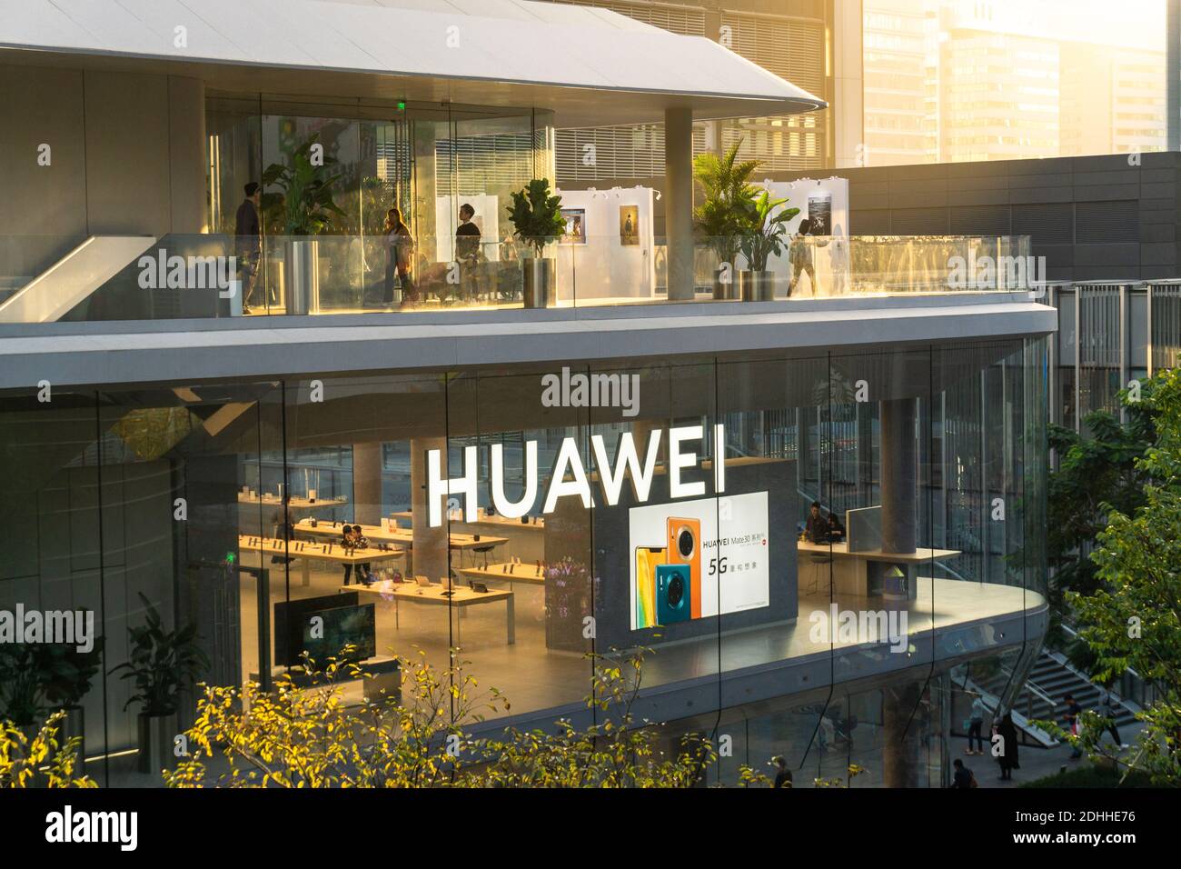 Huawei tienda con un hermoso brillo al atardecer en China Foto de stock