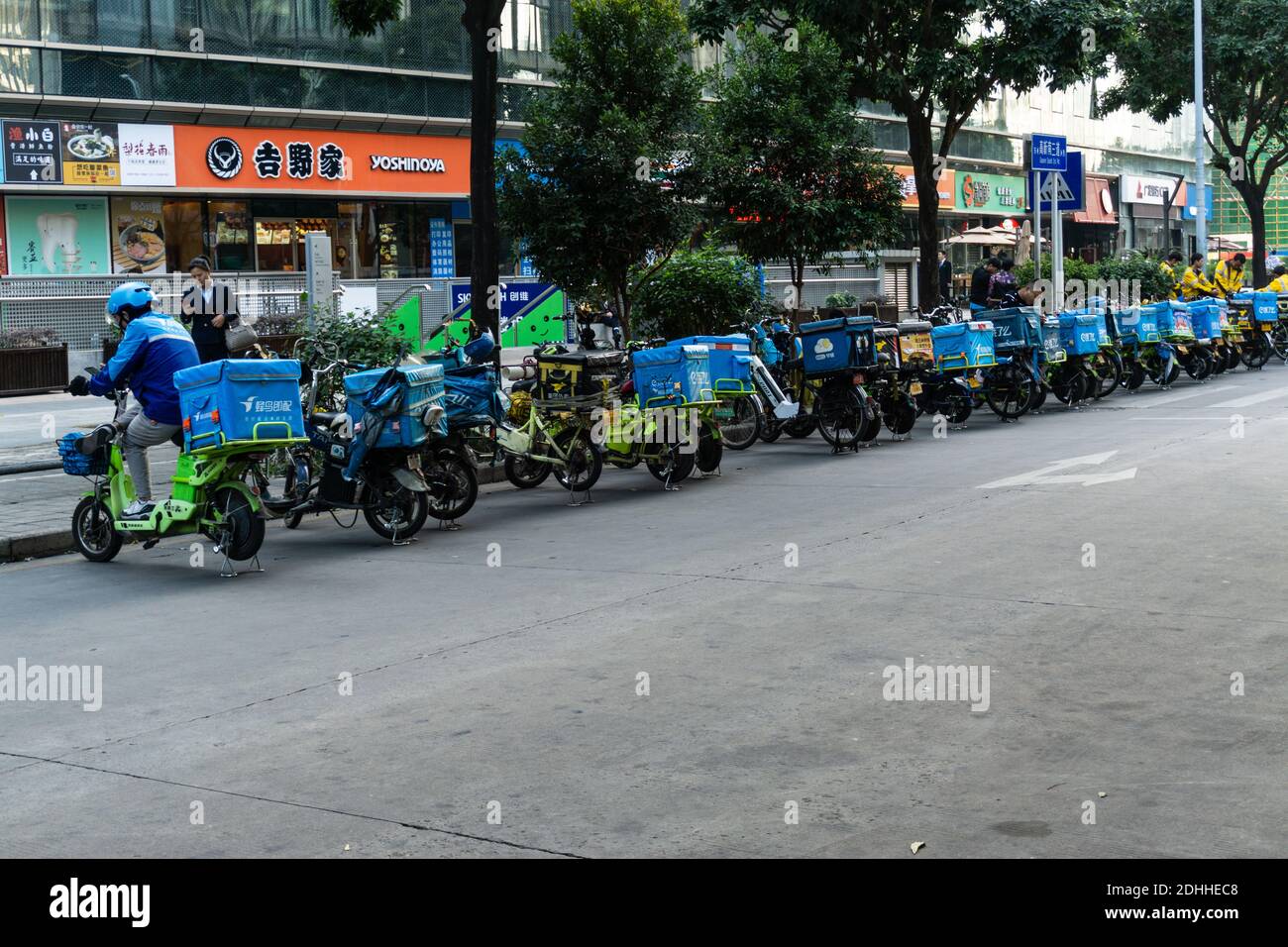 Bicicletas de entrega de comida para Eleme entrega alineados y listos Ir a China Foto de stock